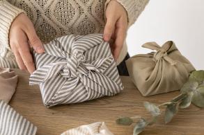 personne emballant cadeau noel