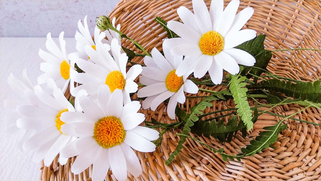 brassée de marguerites en papier